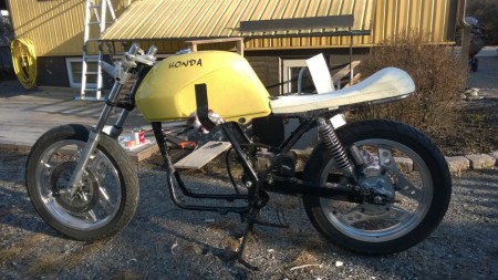 Tankki hetkeks paikalle jotta saatiin sovitettua penkin muotti paikalleen. Pyörän tyyli alkaa tässä hahmottumaan pikkasen jo.