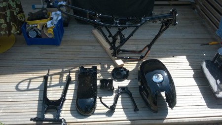 Juuri maalaamosta haetut rungon osat. Hienoa työtä tekivät.