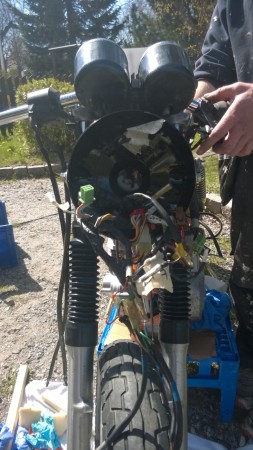 Kaikki sähköt oli sullottu lampun kopan sisään. Oli aikamoinen projekti taas saada ne sinne takas.