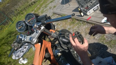 Kimi asentaa kaasukahvaa uuteen tankoon.