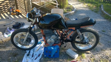 Kone paikallaan, sähköt vähä sinnepäin..