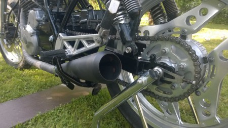 Ketjut on vanhat, puhdistettiin vaan mahdollisimman hyvin. Jalustin ottaa kiinni äänenvaimentimeen joten siihen pitää vielä keksiä jokin ratkaisu.