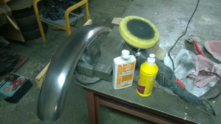 Etulokarin kiillotushommia