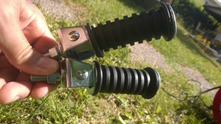 Bilteman jalkatapit. Pienellä työstöllä sopii.